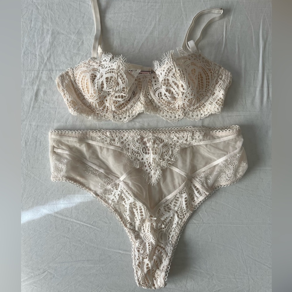 Victoria’s Secret Lace Set (34B/M)